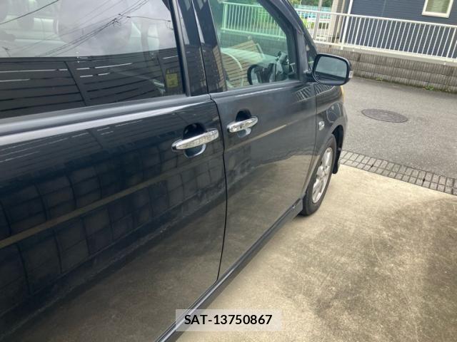 Toyota ISIS 2011-09 8685734-4