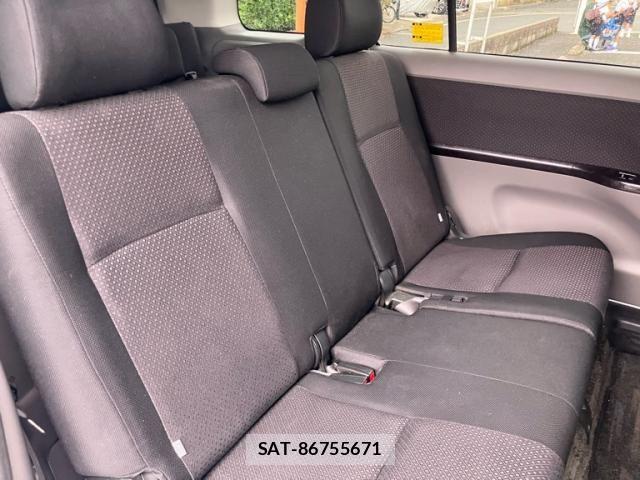 Toyota ISIS 2005-04 8742847-10