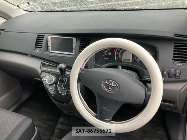 Toyota ISIS 2005-04 8742847-11
