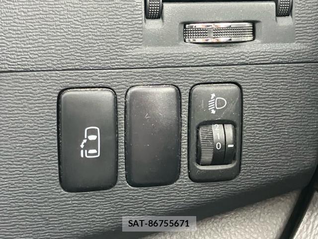 Toyota ISIS 2005-04 8742847-14