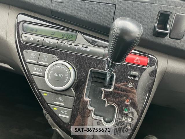 Toyota ISIS 2005-04 8742847-17