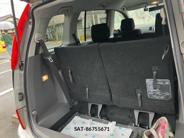 Toyota ISIS 2005-04 8742847-20