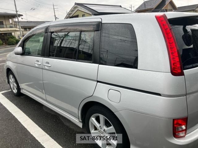 Toyota ISIS 2005-04 8742847-3