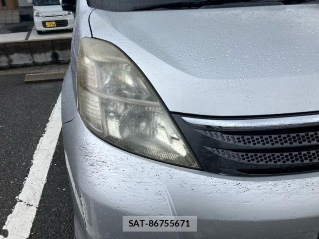 Toyota ISIS 2005-04 8742847-5
