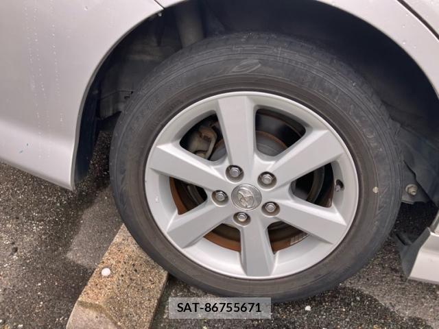 Toyota ISIS 2005-04 8742847-8