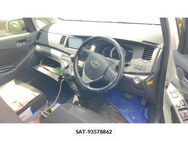 Toyota ISIS 2013-02 8742848-9
