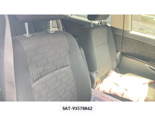Toyota ISIS 2013-02 8742848-10