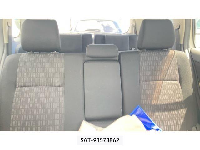 Toyota ISIS 2013-02 8742848-11
