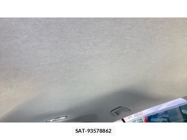 Toyota ISIS 2013-02 8742848-12