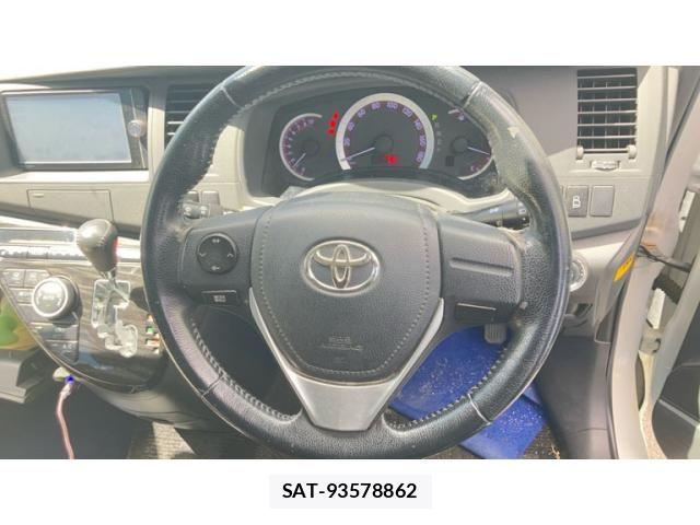 Toyota ISIS 2013-02 8742848-13