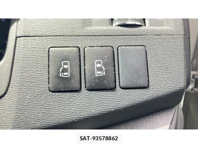 Toyota ISIS 2013-02 8742848-15