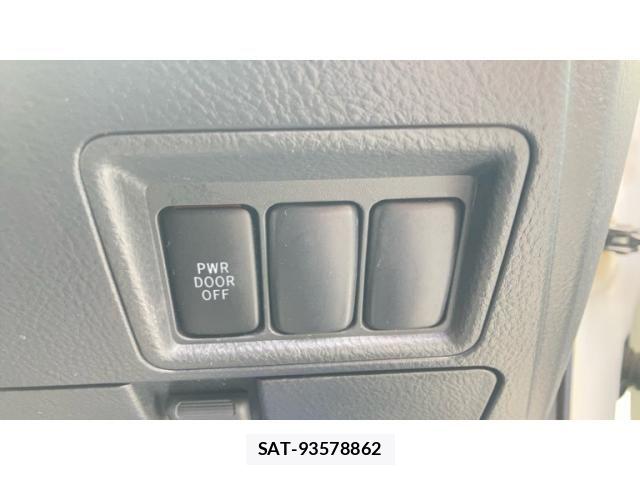 Toyota ISIS 2013-02 8742848-16