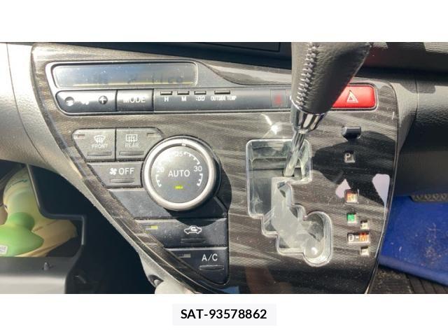 Toyota ISIS 2013-02 8742848-18