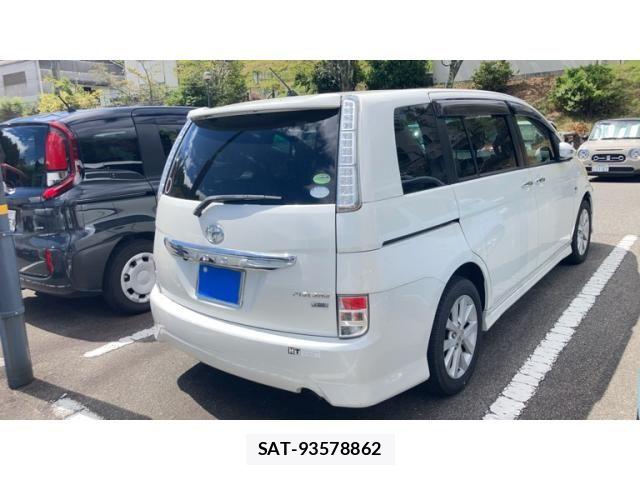 Toyota ISIS 2013-02 8742848-2