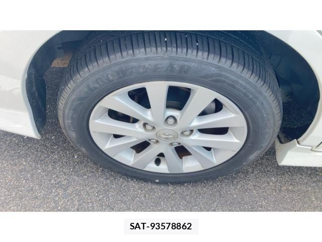 Toyota ISIS 2013-02 8742848-4
