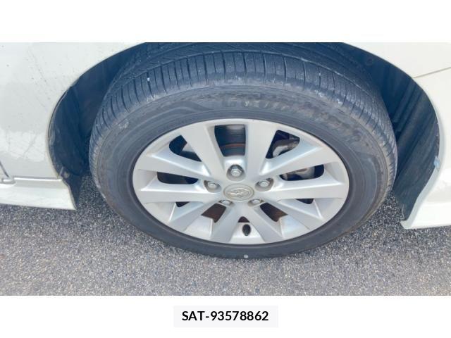 Toyota ISIS 2013-02 8742848-5
