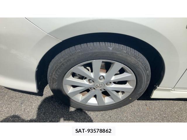 Toyota ISIS 2013-02 8742848-6