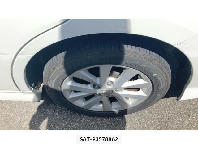 Toyota ISIS 2013-02 8742848-7