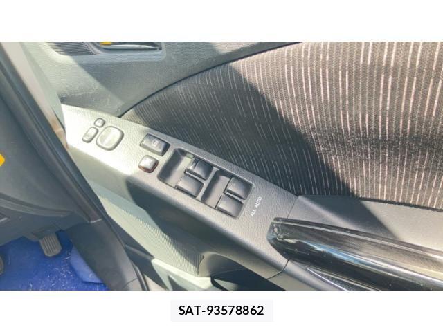Toyota ISIS 2013-02 8742848-8