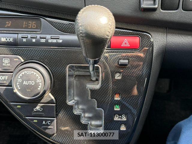 Toyota ISIS 2014-02 8742845-10