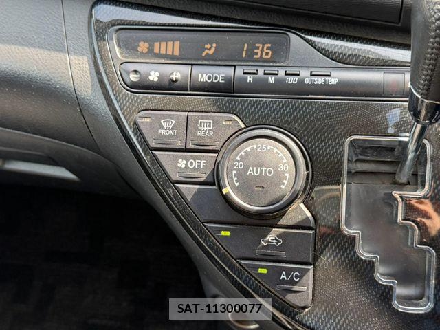 Toyota ISIS 2014-02 8742845-11