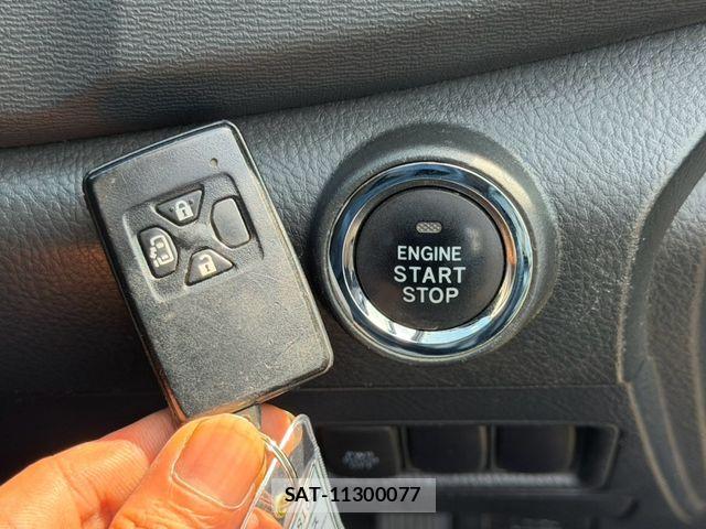 Toyota ISIS 2014-02 8742845-12