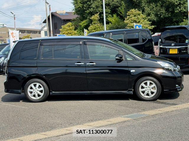 Toyota ISIS 2014-02 8742845-16