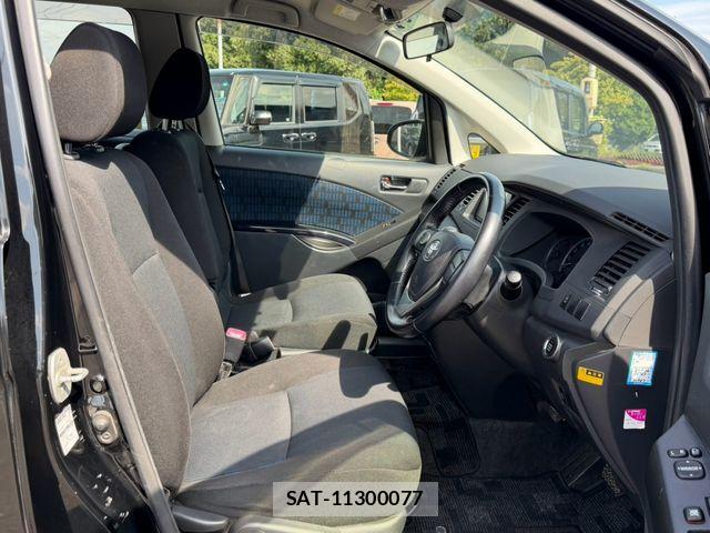 Toyota ISIS 2014-02 8742845-25