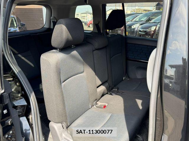 Toyota ISIS 2014-02 8742845-26