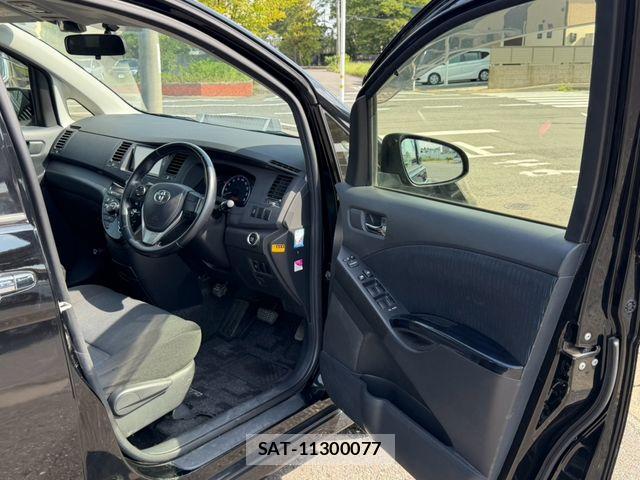 Toyota ISIS 2014-02 8742845-28