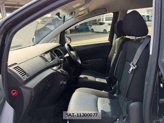 Toyota ISIS 2014-02 8742845-3