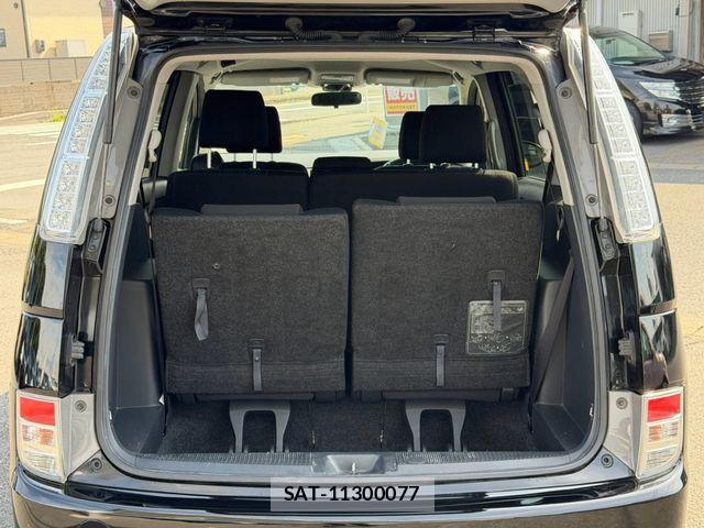 Toyota ISIS 2014-02 8742845-6