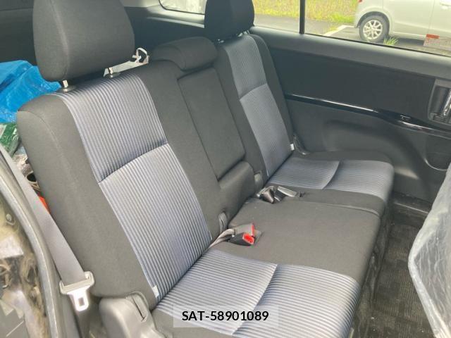 Toyota ISIS 2016-04 8742844-12