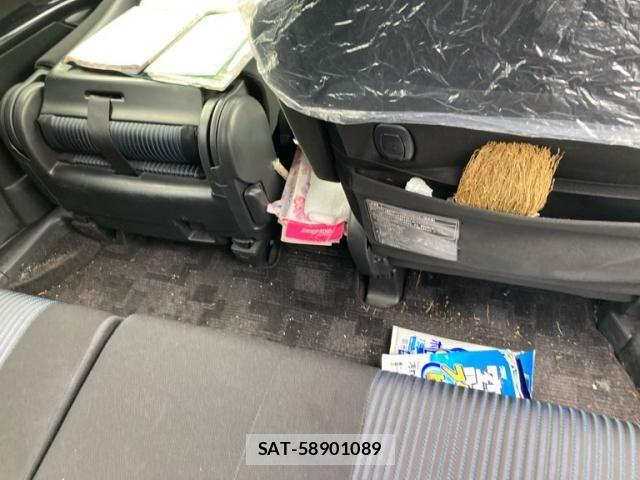 Toyota ISIS 2016-04 8742844-13