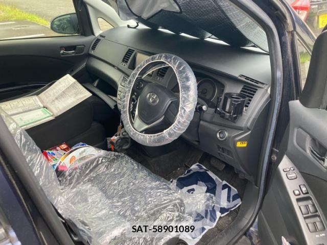 Toyota ISIS 2016-04 8742844-15