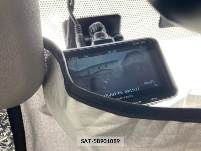 Toyota ISIS 2016-04 8742844-23