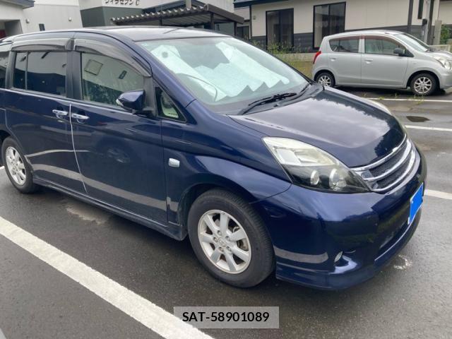 Toyota ISIS 2016-04 8742844-2