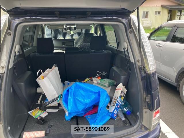 Toyota ISIS 2016-04 8742844-8