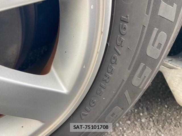 Toyota ISIS 2012-01 8780637-10