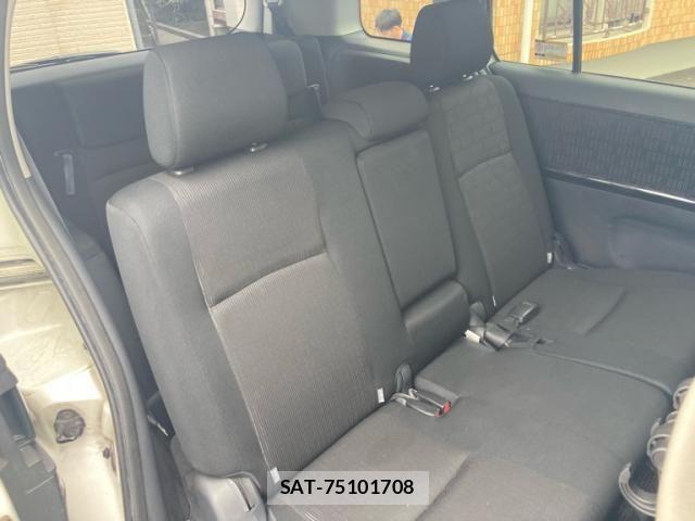 Toyota ISIS 2012-01 8780637-11