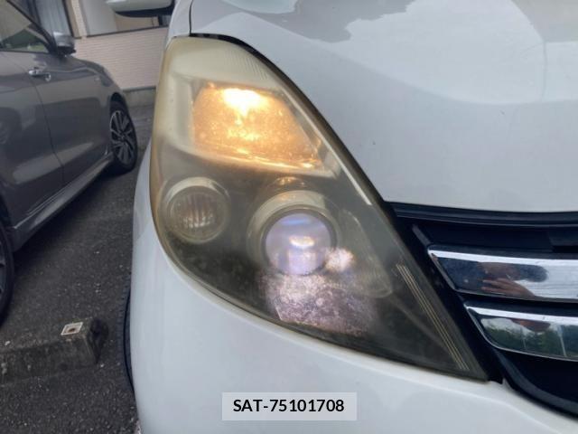 Toyota ISIS 2012-01 8780637-13