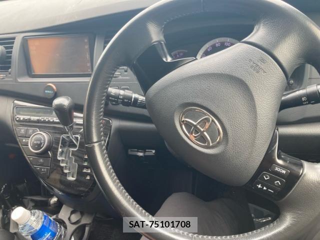 Toyota ISIS 2012-01 8780637-16