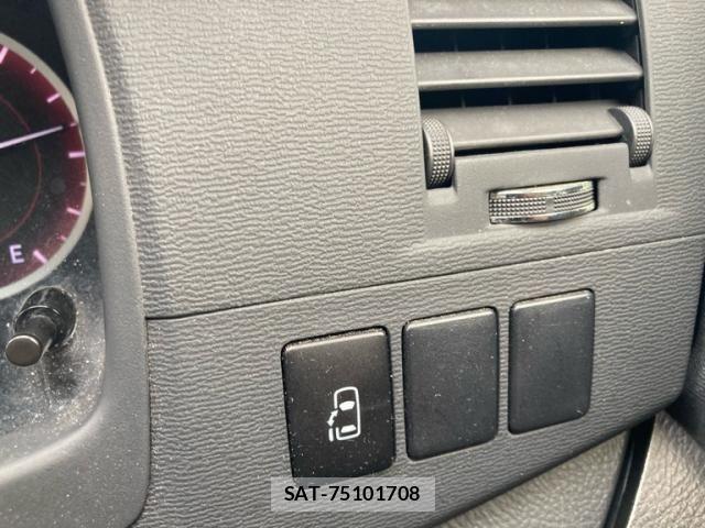 Toyota ISIS 2012-01 8780637-19