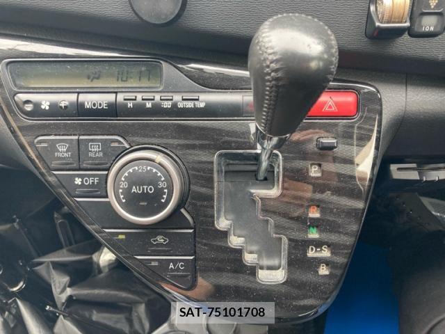 Toyota ISIS 2012-01 8780637-24