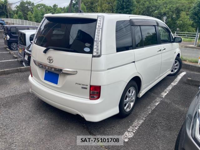 Toyota ISIS 2012-01 8780637-2