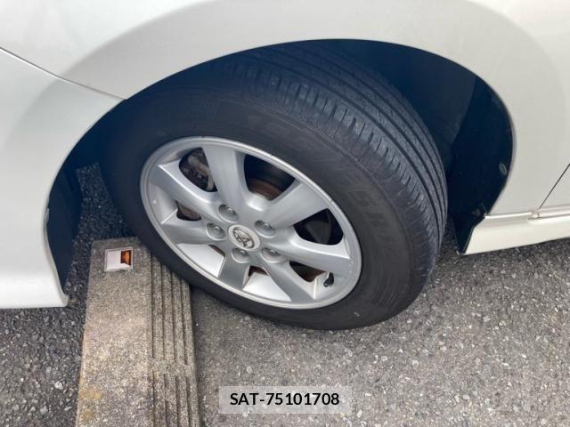 Toyota ISIS 2012-01 8780637-6