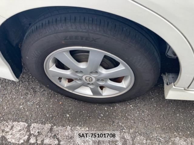 Toyota ISIS 2012-01 8780637-8