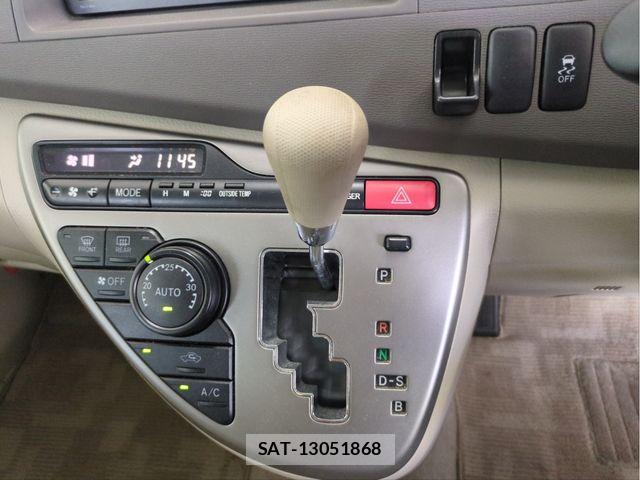 Toyota ISIS 2016-03 8796256-10