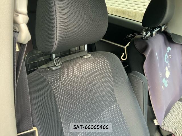 Toyota ISIS 2008-11 8829576-9