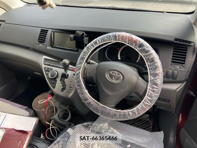 Toyota ISIS 2008-11 8829576-12